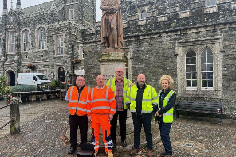 Pictured are Cllr Jeff Moody, Ian Yeoman from FCC, Andy from FCC, Amanda Patton, and Matt Crimp, Waste Officer in Tavistock town centre.