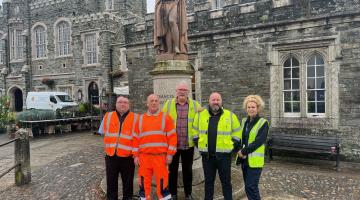 Pictured are Cllr Jeff Moody, Ian Yeoman from FCC, Andy from FCC, Amanda Patton, and Matt Crimp, Waste Officer in Tavistock town centre.