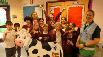 School children from Horrabridge Primary School with Bev Brown, Farmwise Events Manager and Daisy the cow in their classroom, celebrating the Farmwise visit.