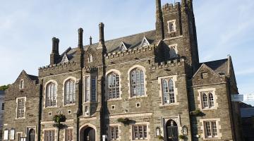 A photo of Tavistock town hall.